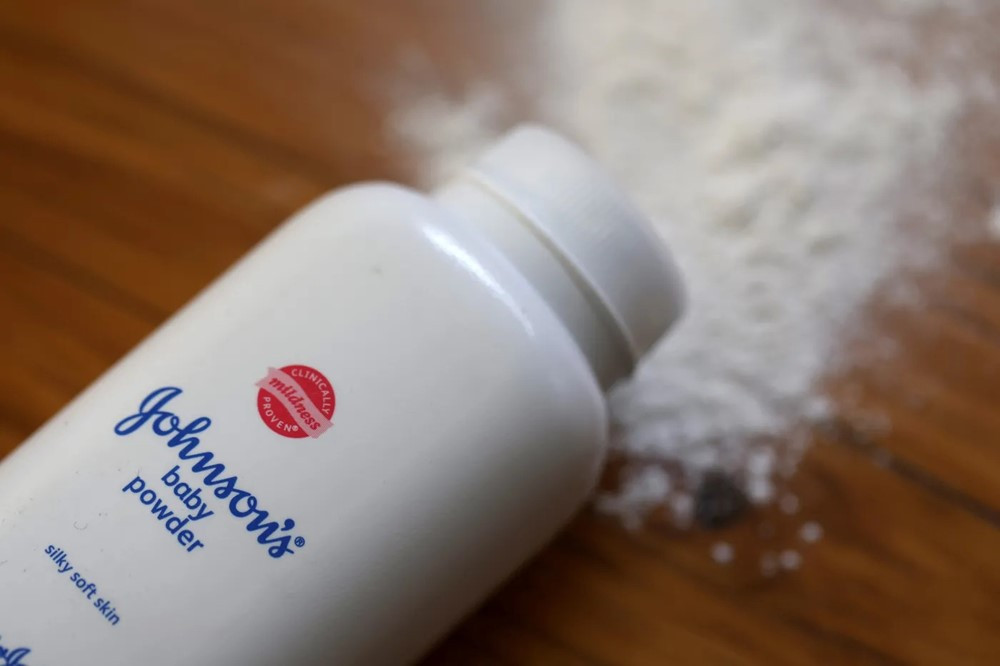 Phấn rôm khiến 1 người qua đời vì ung thư, Johnson & Johnson bị đòi bồi thường kỷ lục gần 1 tỷ USD - ảnh 1