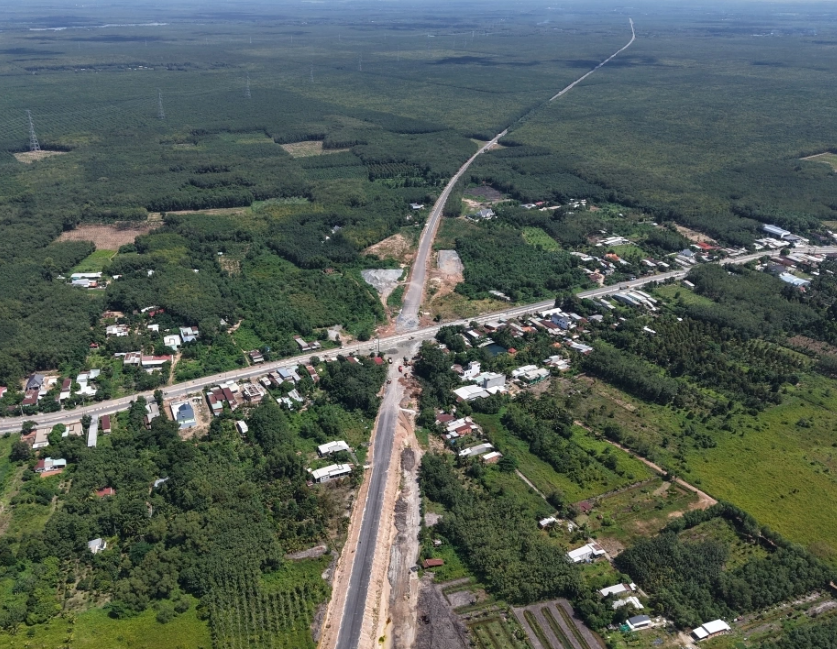 Sau 16 năm khởi công, con đường xuyên rừng cao su tại thành phố giàu nhất Việt Nam sắp hoàn thành- Ảnh 1. Sau 16 năm khởi công, con đường xuyên rừng cao su tại thành phố giàu nhất Việt Nam sắp hoàn thành- Ảnh 1.