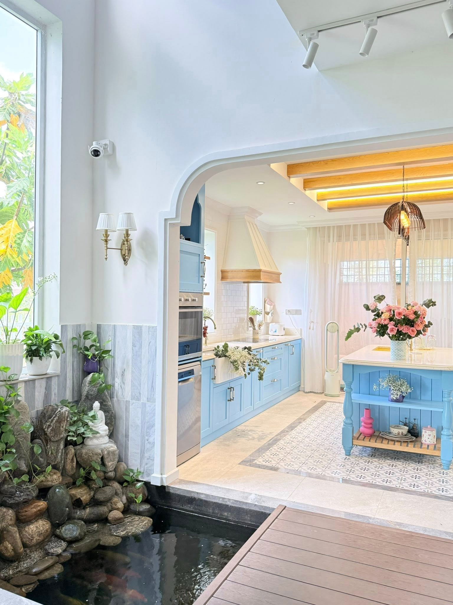 Ngôi nhà cổ tích giữa lòng thành phố đáng sống nhất Việt Nam: Căn bếp ngập nắng ấn tượng bên trong không gian 100m2- Ảnh 2. Ngôi nhà cổ tích giữa lòng thành phố đáng sống nhất Việt Nam: Căn bếp ngập nắng ấn tượng bên trong không gian 100m2- Ảnh 2.