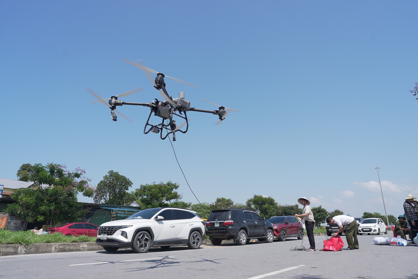 Lực lượng hỗ trợ chuẩn bị cho drone cất cánh đưa hàng hoá cứu trợ vào vùng lũ. dsc01022.jpg