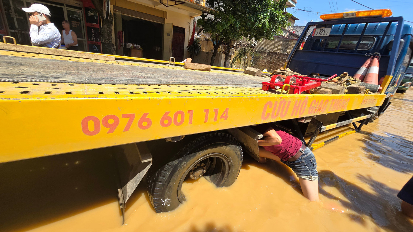 Xe cứu hộ vào vùng nước sâu cũng chết máy 1000029208.jpg