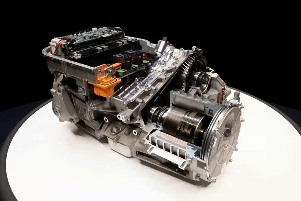 Ferrari chính thức hé lộ siêu xe điện đầu tiên sau 78 năm: Tăng tốc 310 km/h, chạy 530km mỗi lần sạc, giá gần 600.000 USD - ảnh 1