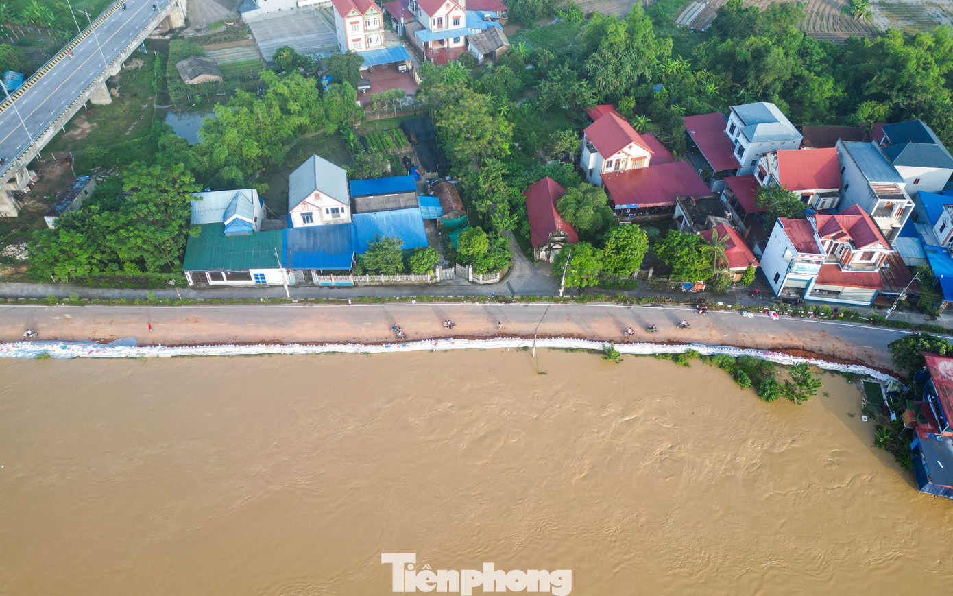 Sáng 9/10, lũ trên sông Cầu, sông Cà Lồ vượt báo động lũ cấp III - mức cao nhất trong thang cảnh báo. tp-tienphong-17.jpg