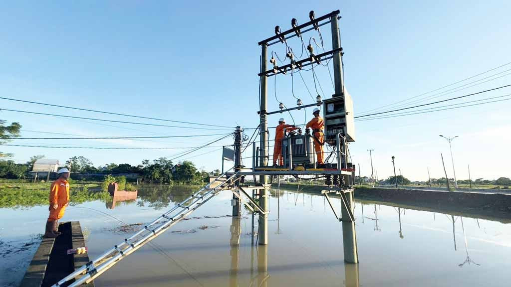 Cán bộ, công nhân kỹ thuật Điện lực Thái Nguyên triển khai toàn bộ lực lượng nhằm khôi phục cấp điện sớm nhất cho người dân. 081025pcthainguyenxulysuco1-20251008180844100.jpg