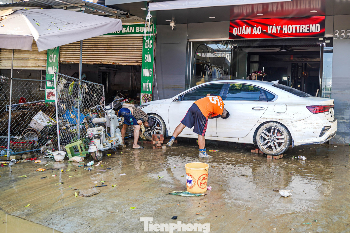 Nhiều người tranh thủ làm sạch xe sau trận ngập nặng. tp-tienphong-20-2948.jpg