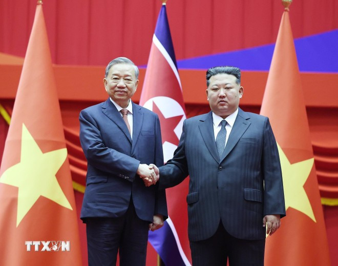 Tổng Bí thư Tô Lâm và Tổng Bí thư, Chủ tịch Quốc vụ Triều Tiên Kim Jong Un. Ảnh: TTXVN kim-jong-un-3.jpg