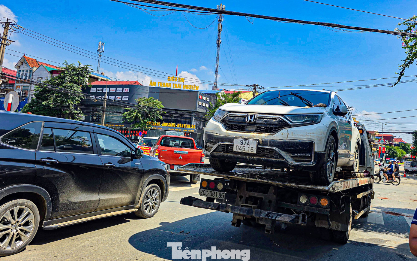 Hiện xe cứu hộ trên các tuyến đường ở Thái Nguyên vẫn đang gấp rút tiến ra, nỗ lực hỗ trợ đưa ô tô bị ngập về nơi an toàn. tp-tienphong-12-7877.jpg