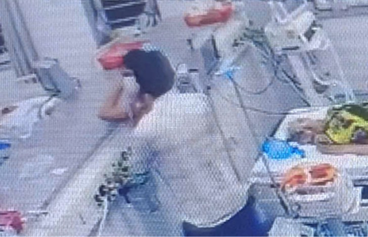 Nam thanh niên tấn công nữ điều dưỡng tại Bệnh viện Đa khoa Vũng Tàu. Ảnh cắt từ Clip. benh-vien-1143.jpg