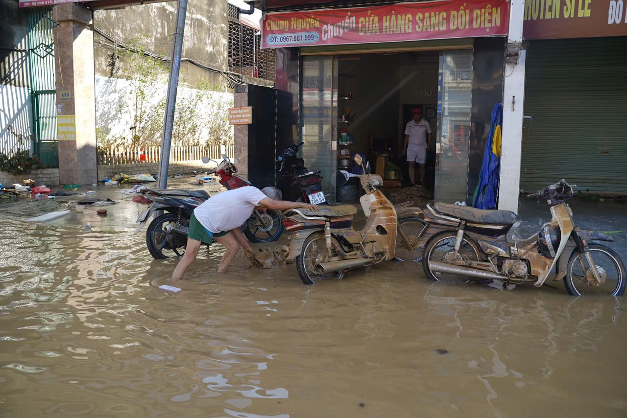Các cửa hàng điện máy, quần áo, tạp hoá đều thiệt hại nặng nề, hàng hoá ngấm nước, vón cục, chất thành đống. z7096908705468-a204ee90c4691b2c1ee993943b2e2bfb.jpg