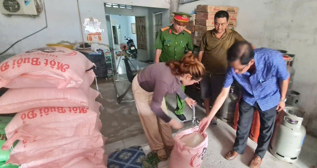 Cơ quan chức năng kiểm tra cơ sở kinh doanh gạo sau phản ánh của người dân. hg.jpg