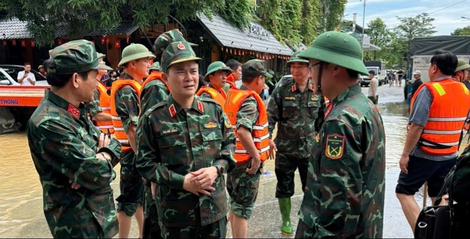 Viettel huy động 300 người cùng 50 thuyền xuồng, triển khai ưu đãi đặc biệt cho bà con vùng lũ - ảnh 1