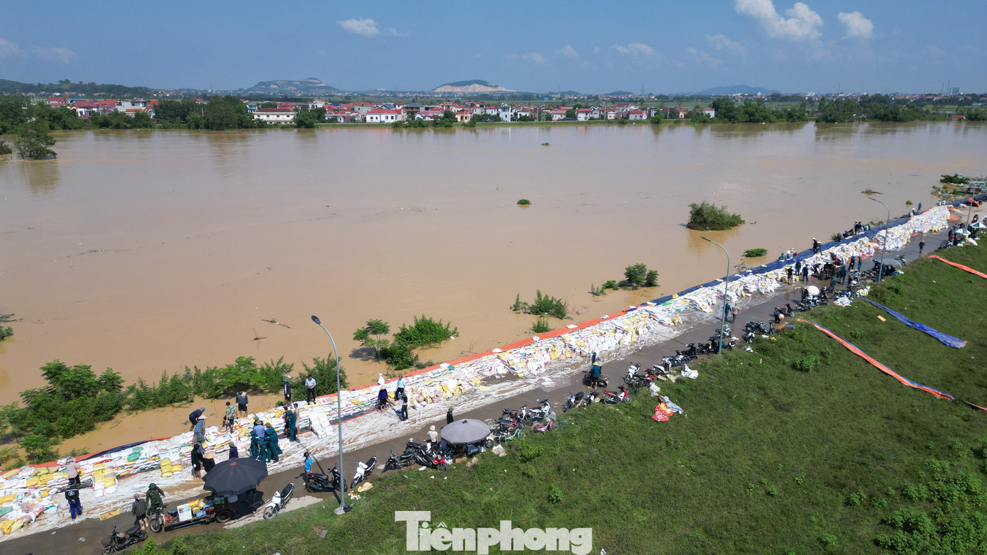 Hàng trăm người dân, đoàn viên thanh niên, dân quân tự vệ cùng lực lượng phòng cháy chữa cháy Bắc Ninh vẫn tiếp tục căng mình trên tuyến đê Đẩu Hàn (phường Kinh Bắc, tỉnh Bắc Ninh), điểm xung yếu nhất bên sông Cầu, để đảm bảo an toàn tuyệt đối sau đêm trắng chống lũ. tp-ho-de-bac-ninh21.jpg