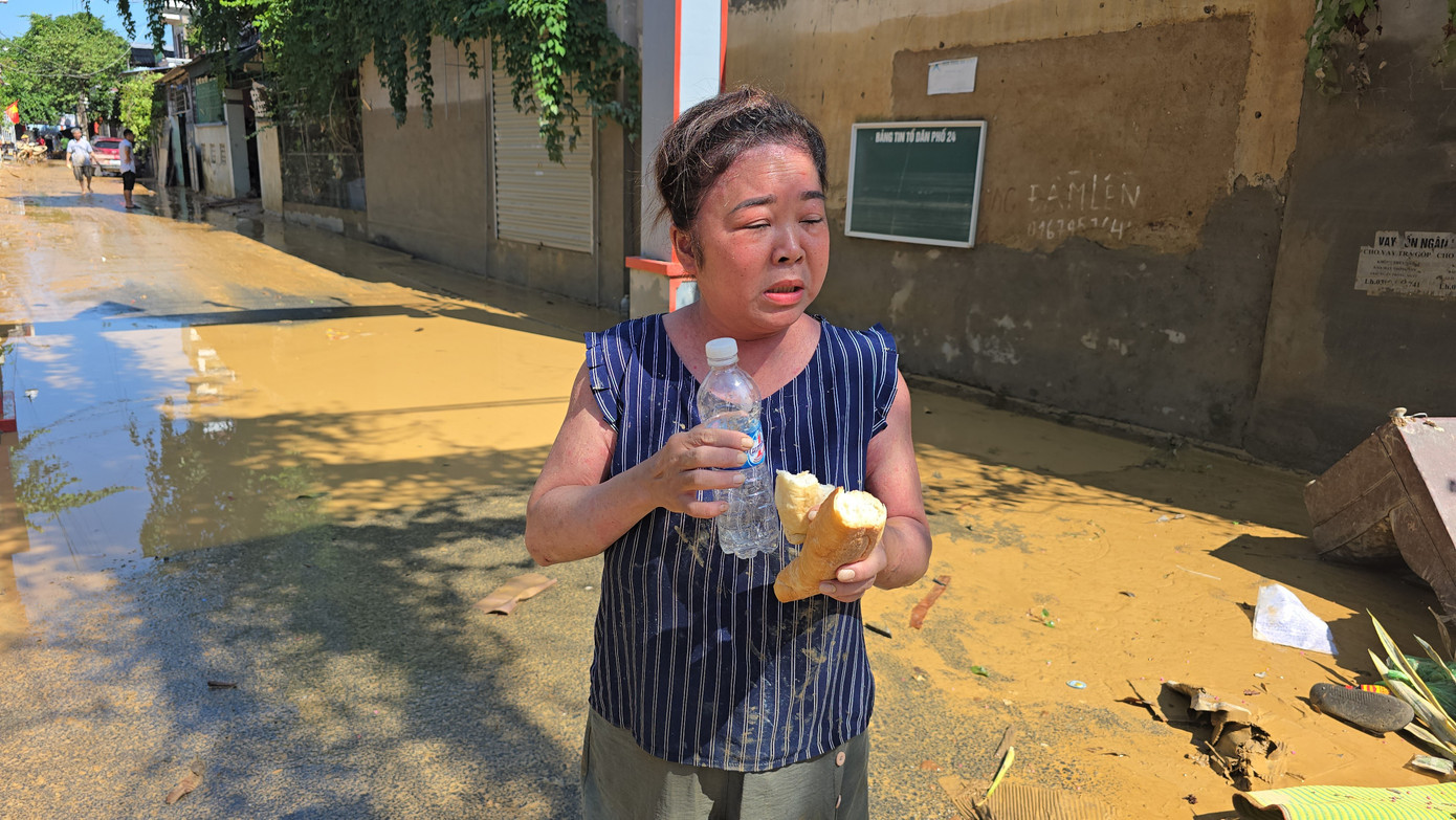 Người dân ăn uống ngay khi nhận đồ cứu trợ 1000029112.jpg