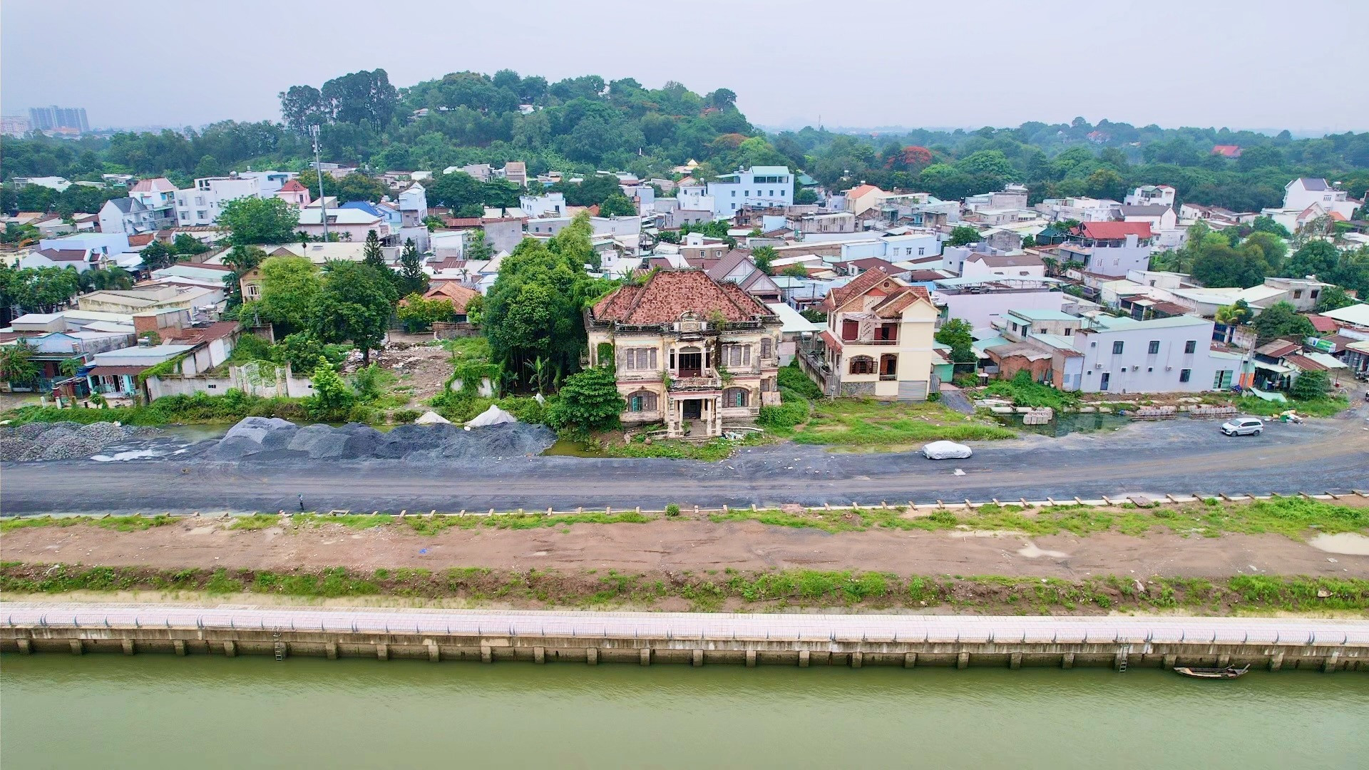 Thủ phủ công nghiệp Việt Nam vừa làm đường ven sông, vừa bảo tồn biệt thự cổ trăm năm tuổi- Ảnh 1. Thủ phủ công nghiệp Việt Nam vừa làm đường ven sông, vừa bảo tồn biệt thự cổ trăm năm tuổi- Ảnh 1.