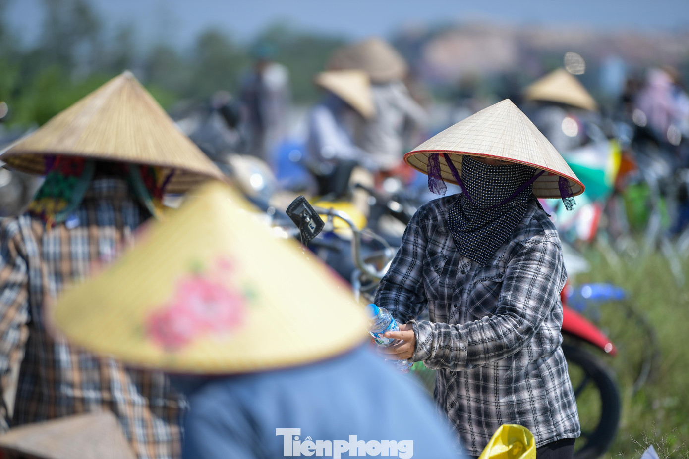 Phía trong bờ, người dân mang nước, bánh mì ra tiếp tế cho các nhóm trực đê. Nhiều người đã thức suốt đêm qua, nay vẫn chưa kịp nghỉ. tp-ho-de-bac-ninh45.jpg