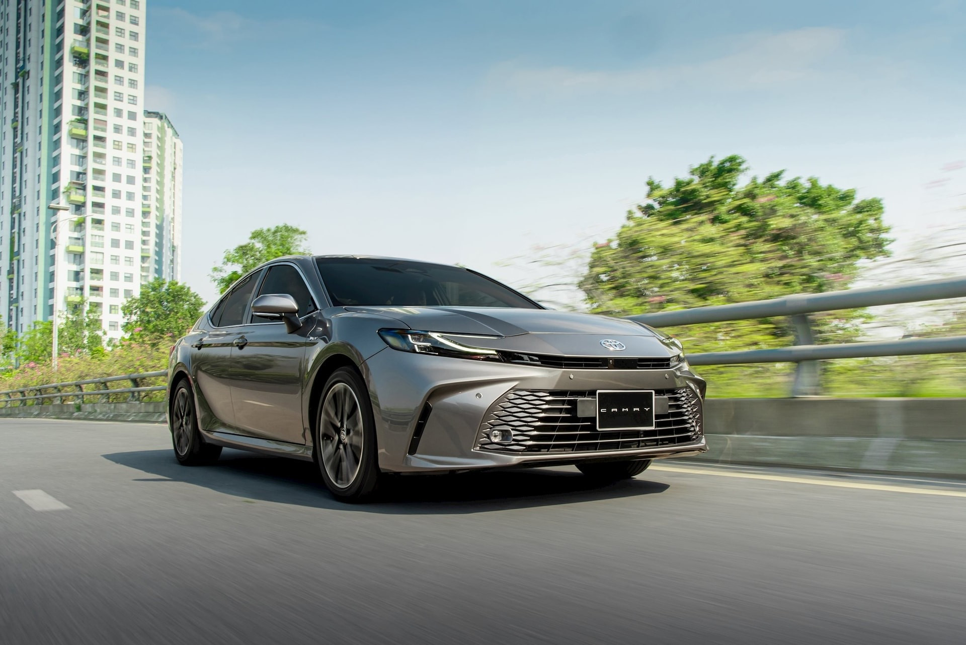 toyota-camry-giam-gia-1.jpg