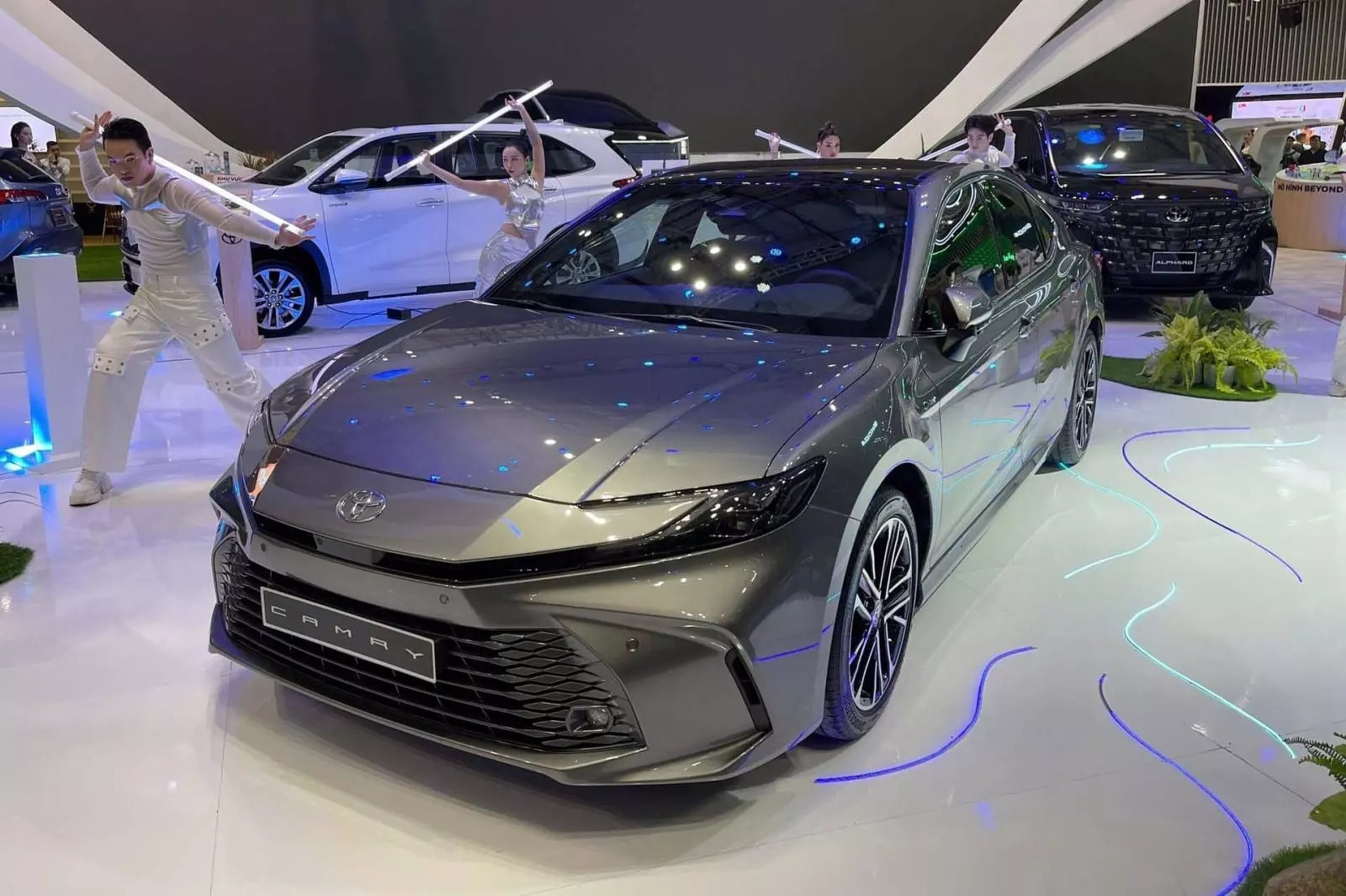 toyota-camry-giam-gia-2.jpg