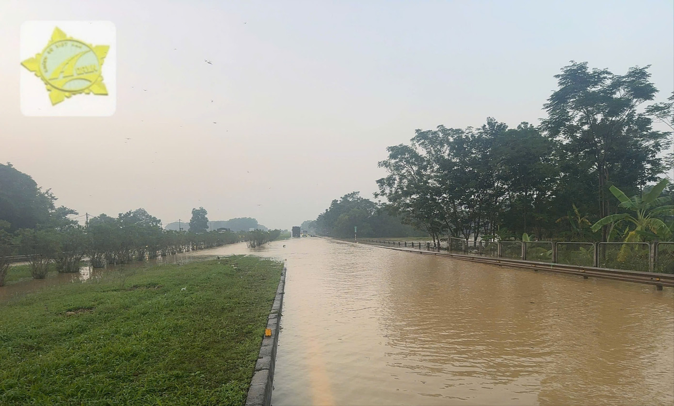 Cơ quan chức năng chỉ cho phép xe tải và xe gầm cao di chuyển qua cao tốc Hà Nội - Thái Nguyên, trong khi xe nhỏ, xe gầm thấp cần đổi hướng. Ảnh: CĐBVN. ngap-100m-cao-toc-ha-noi-thai-nguyen-o-to-gam-thap-doi-huong-qua-bac-phu-yen-binh-4-906.jpg