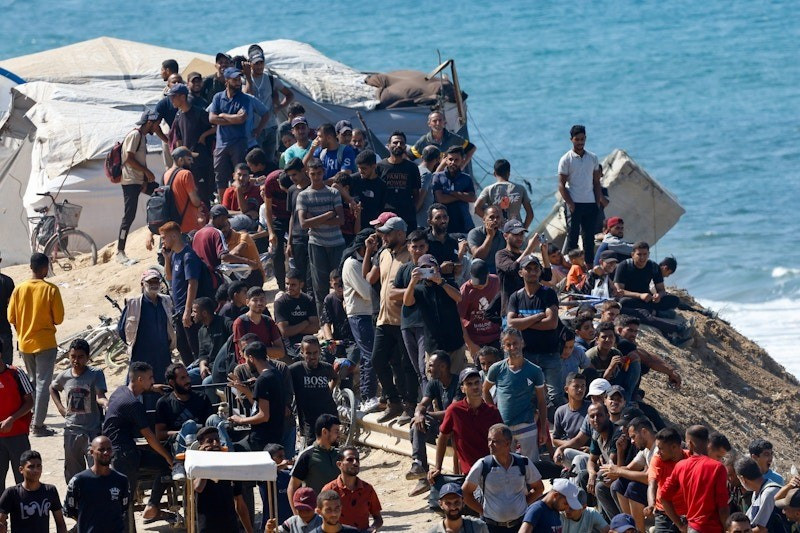 Người dân Palestine quay trở về phía bắc Dải Gaza sau khi Israel rút quân. (Ảnh: Reuters) 68e8d6caa6184b8ee1502cf5.jpg