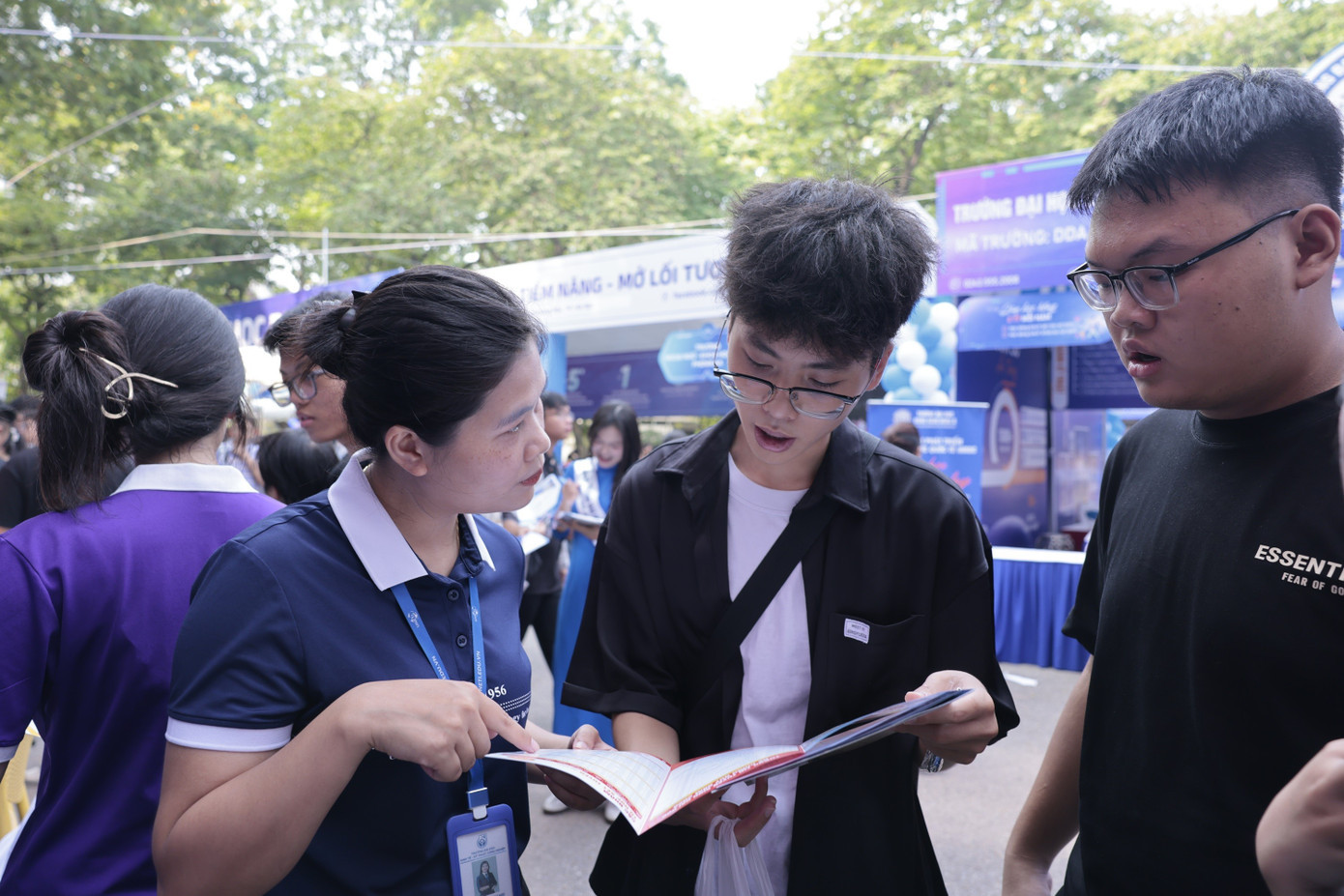 Thí sinh tìm hiểu thông tin tuyển sinh ĐH năm 2025. Ảnh: NHƯ Ý 1.jpg