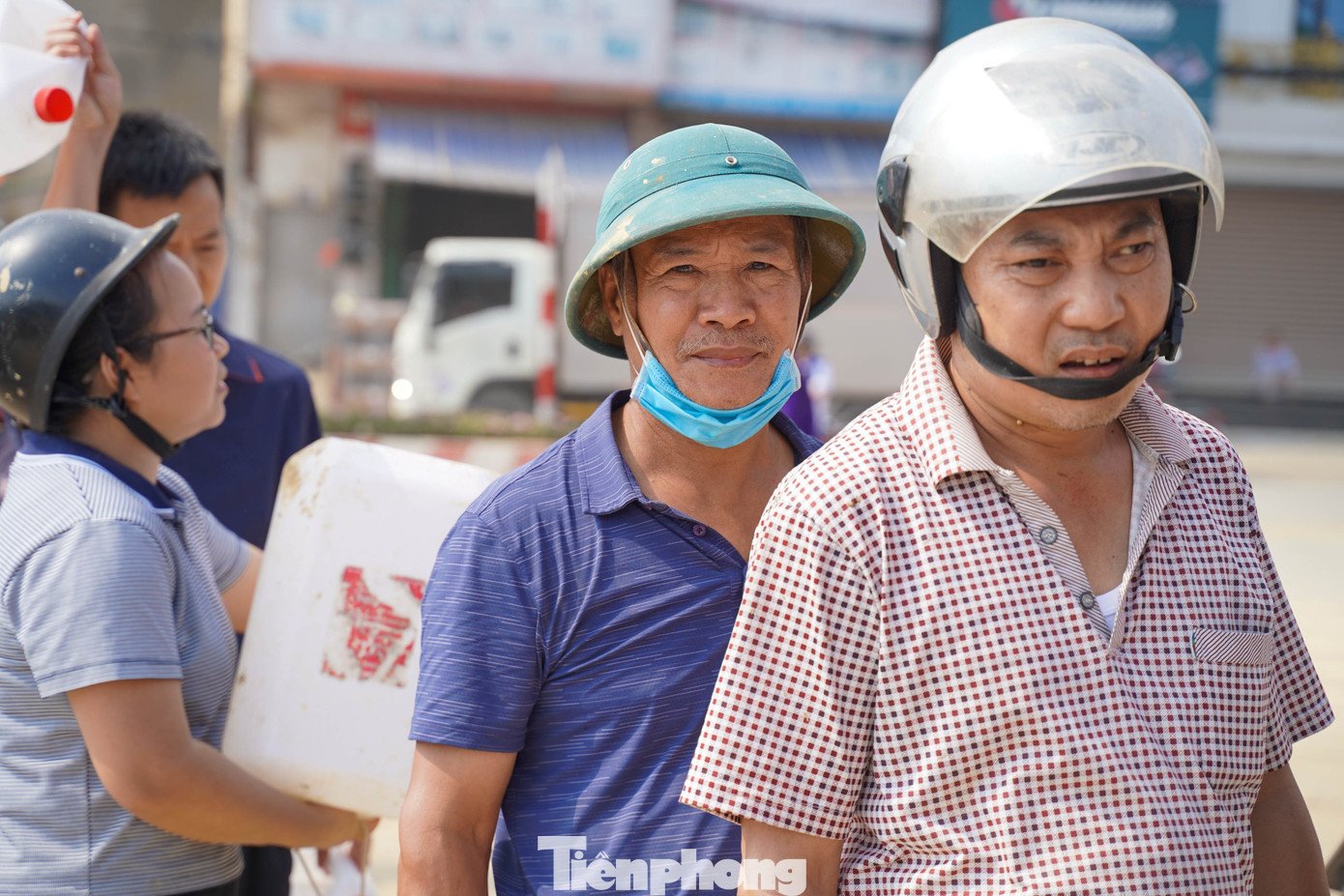 Ông Ánh (mũ cối) xếp hàng mua xăng. tp-tienphong-27.jpg