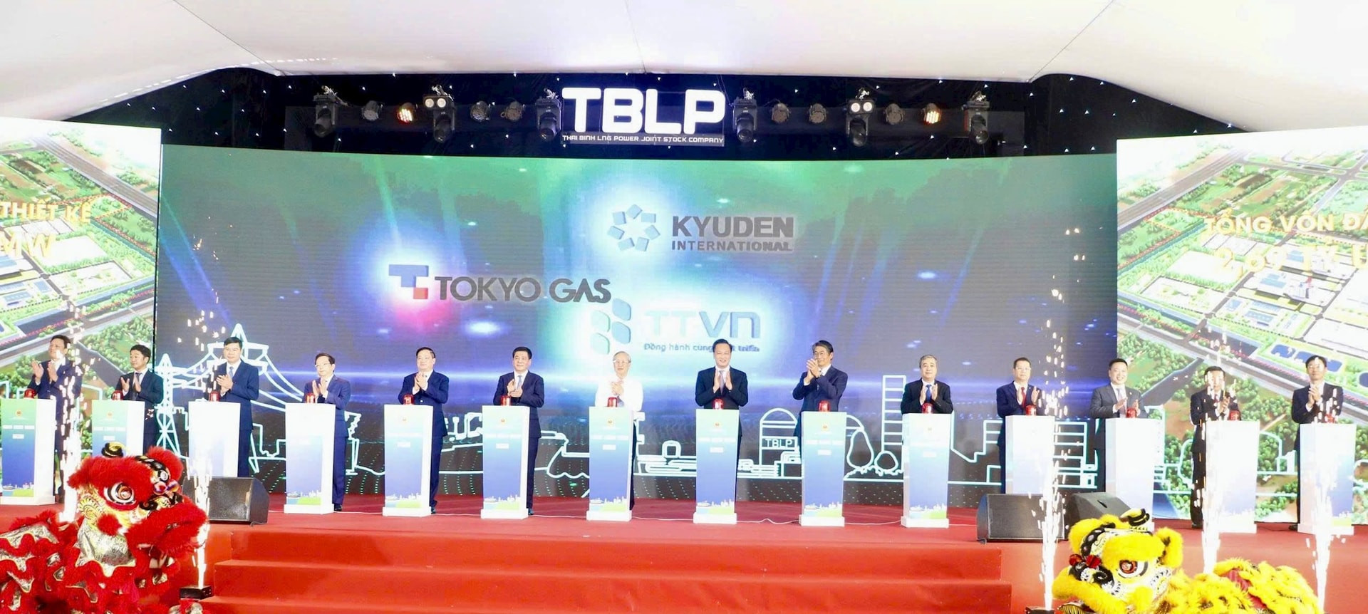 Các đại biểu nhấn nút chính thức khởi công Dự án nhiệt điện LNG Thái Bình.