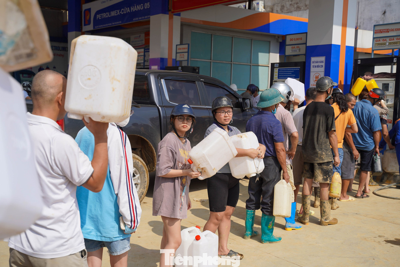 Nhiều người xếp hàng mua xăng. tp-tienphong-28.jpg