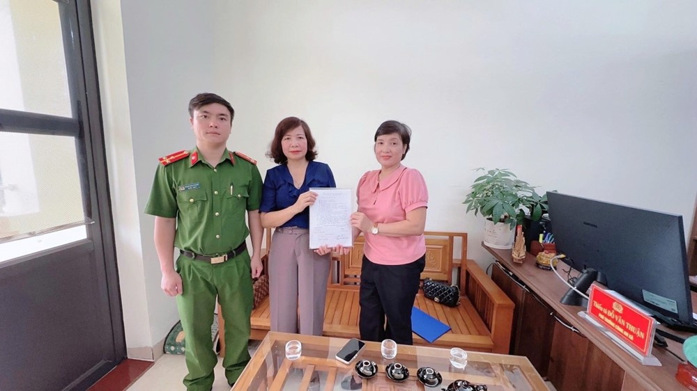 Bất ngờ có 20 tỷ trong tài khoản ngân hàng, cô giáo tiểu học lên gặp công an sau 1 ngày - ảnh 1