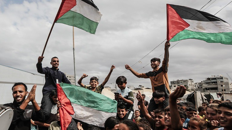 Người dân Palestine ăn mừng hôm 9/10 sau khi có thông tin về lệnh ngừng bắn. (Ảnh: Getty Images) 68e8d3df20302769937f80c6.jpg