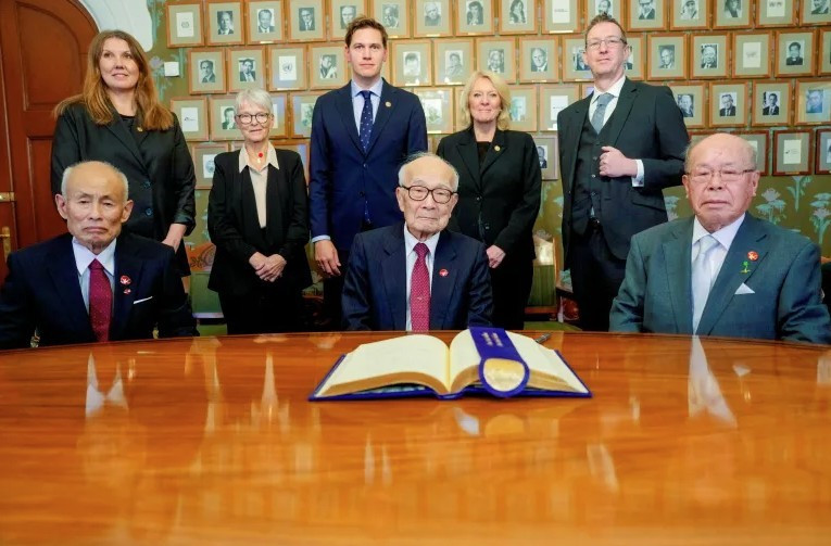 Ba người đoạt giải Nobel Hòa bình 2024 chụp ảnh cùng các thành viên của Ủy ban Nobel. (Ảnh: Reuters) nobel-hoa-binh.jpg