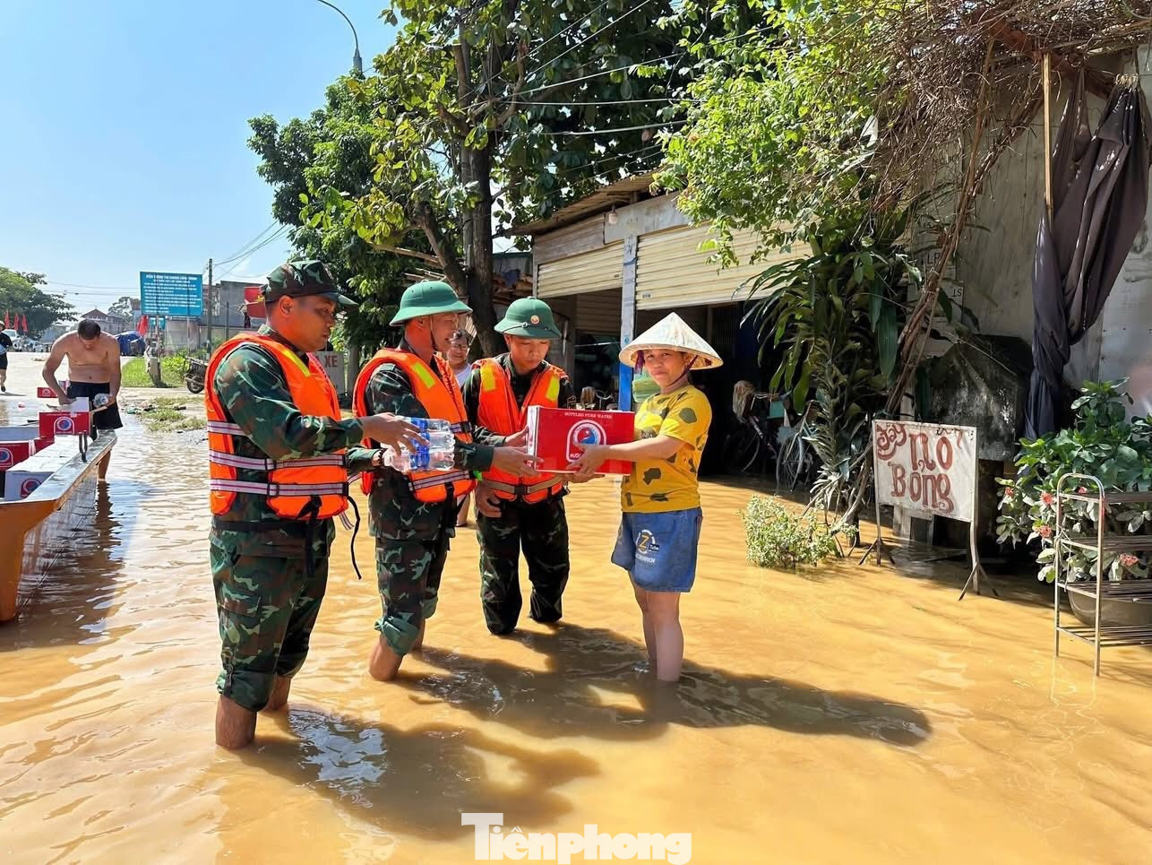 Lực lượng vũ trang hỗ trợ người dân vùng lũ. tp-d1.jpg