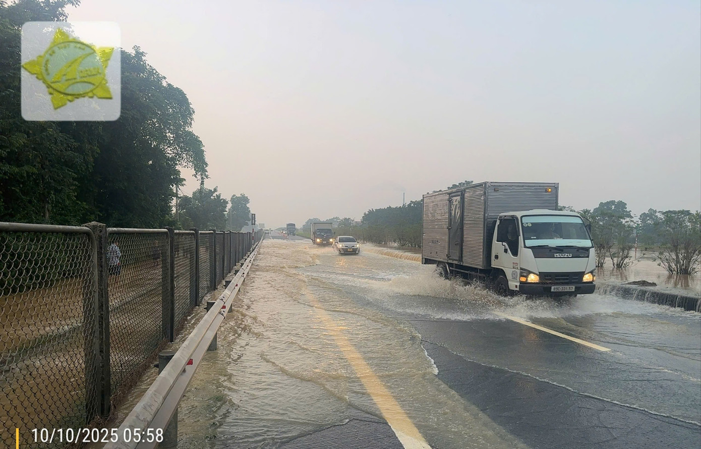 Cao tốc Hà Nội - Thái Nguyên đang ngập nặng. Ảnh: CĐBVN. ngap-100m-cao-toc-ha-noi-thai-nguyen-o-to-gam-thap-doi-huong-qua-bac-phu-yen-binh-3-8798.jpg
