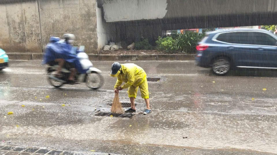Nhân viên đơn vị này được huy động túc trực trong mưa, làm nhiệm vụ thoát nước trên nhiều tuyến phố Hà Nội sáng nay. nguyen-xien.jpg