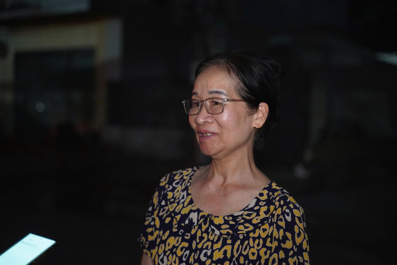 Bà Bích cho biết đã 3 ngày gần đây chưa được tắm giặt vì thiếu nước sinh hoạt z7103692019823-44446cfe74cd86957bff766596eacef0.jpg