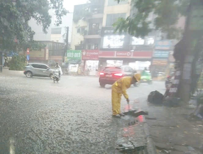 Nhân viên Công ty Thoát nước đã khẩn trương khơi thông dòng chảy tại các hố ga trên đường Nguyễn Huy Tưởng. nguyen-huy-tuong.jpg