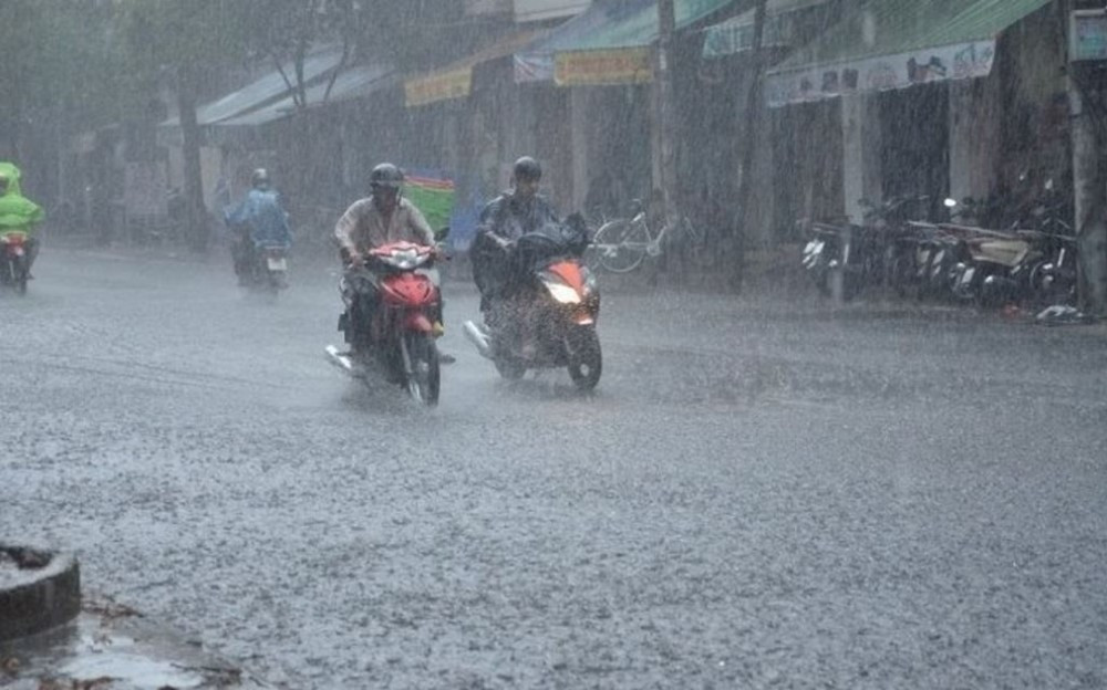 Hà Nội mưa lớn, hơn 1.000 cú sét đánh xuống trong 1 giờ đồng hồ - ảnh 1