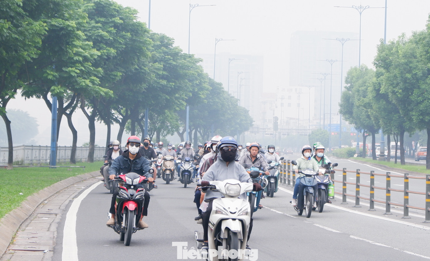 Sương mù xuất hiện dày đặc ở TPHCM vào sáng sớm nay. Ảnh: Hữu Huy tp-suong-mu-120201.jpg