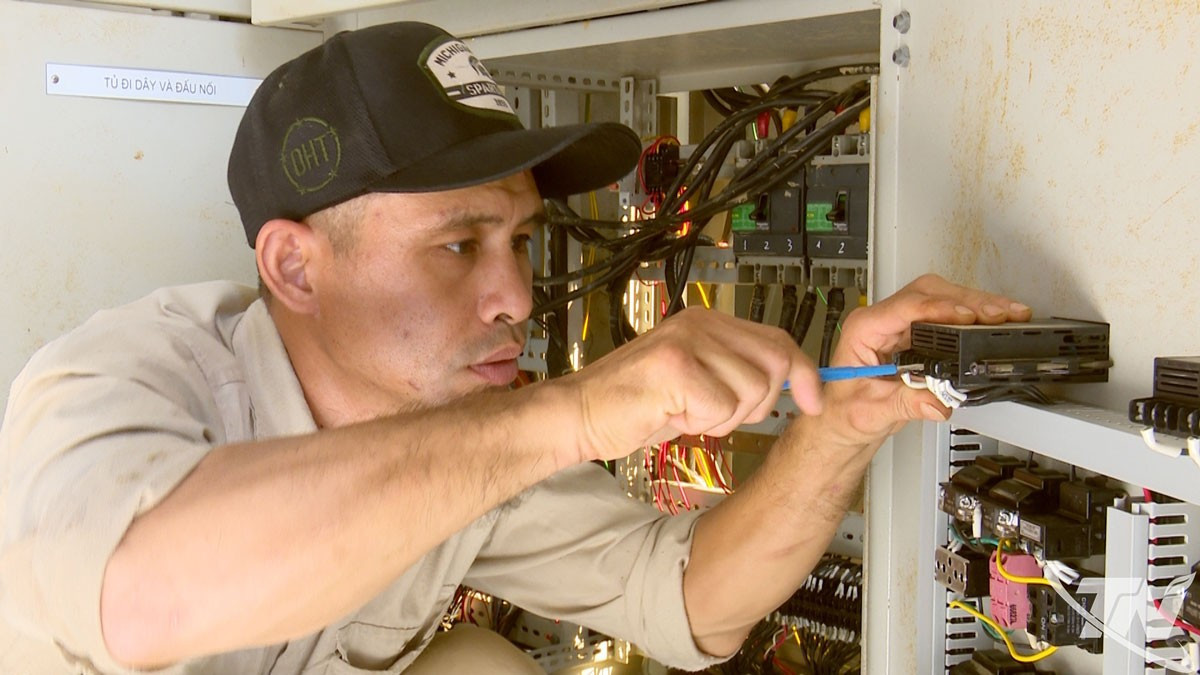Nhân viên công ty nước sạch đang sửa chữa, khắc phục sự cố. cap-nuoc-sach-2-20251010180213.jpg