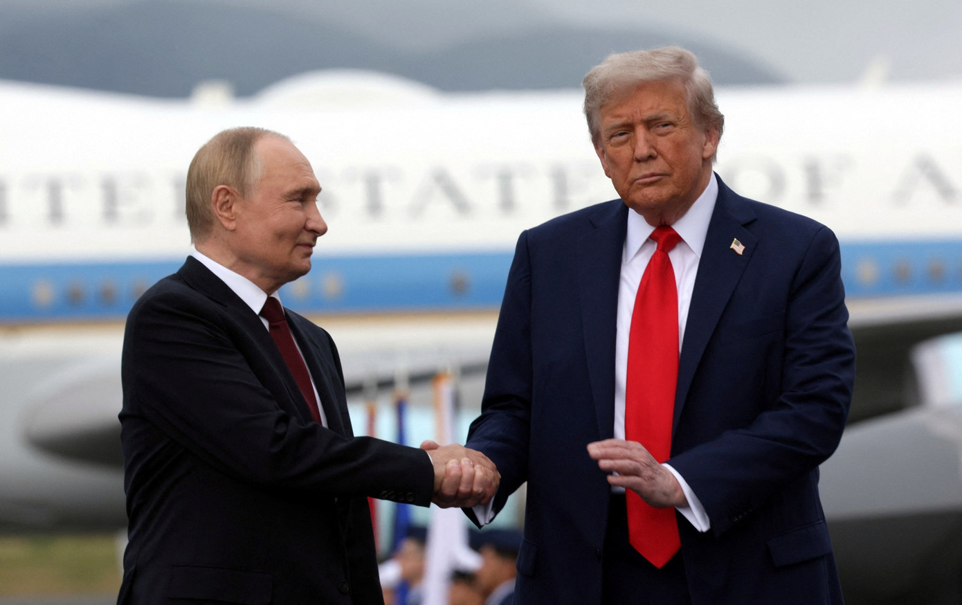 Tổng thống Nga Vladimir Putin và Tổng thống Mỹ Donald Trump. (Ảnh: Reuters) 6qu5ygbnwbkqpjdkc5zwkf7ivq.jpg