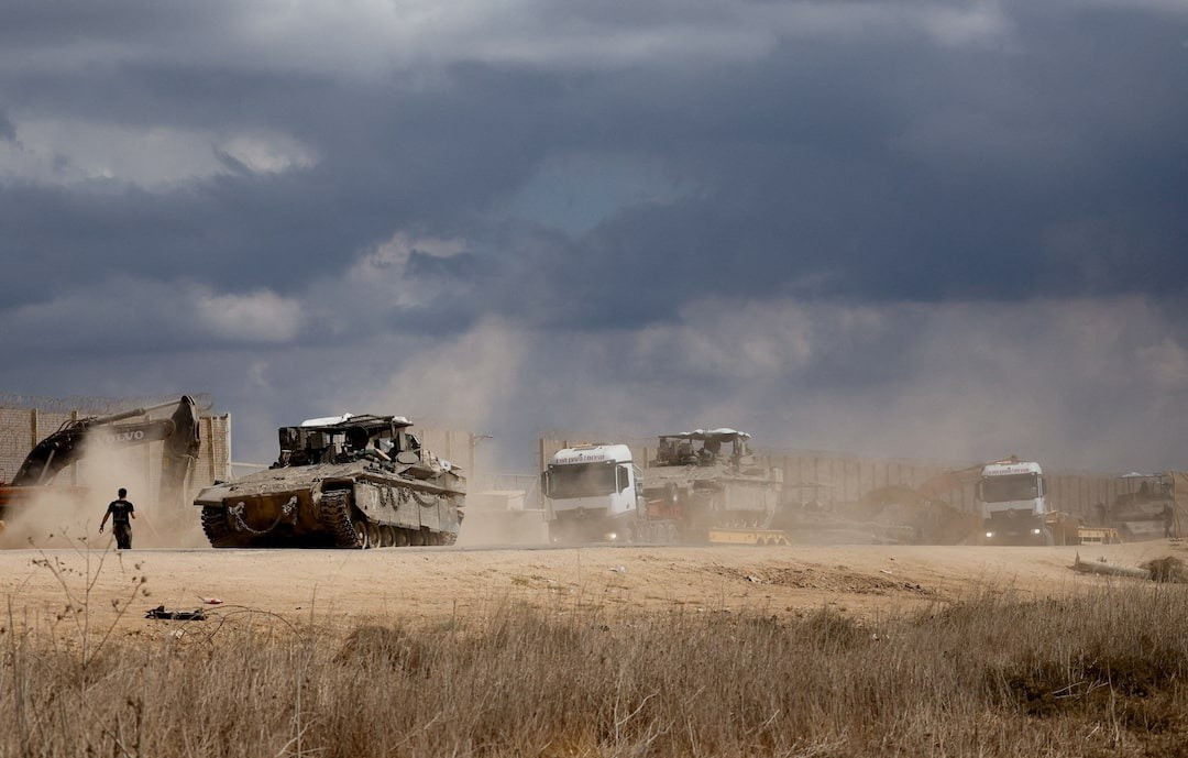 Quân đội Israel ở biên giới với Dải Gaza hôm 12/10. (Ảnh: Reuters) eqxn2vzgobojrd2p4rt6s5ds4q.jpg