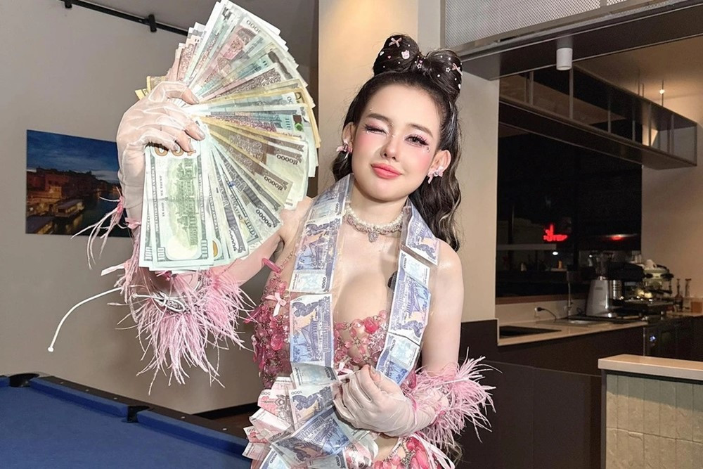 Ngân 98 và loạt lùm xùm trước khi bị bắt: 'Nữ hoàng thị phi' trên MXH, bị cấm diễn 4 tháng vì mặc hở