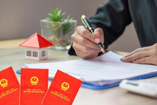 Từ bây giờ, cần đáp ứng điều kiện này mới được phép sang tên sổ đỏ- Ảnh 1. Từ bây giờ, cần đáp ứng điều kiện này mới được phép sang tên sổ đỏ- Ảnh 1.