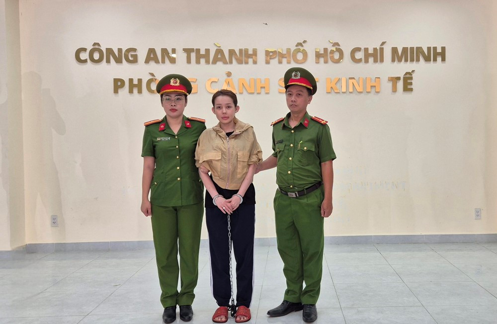 Ngân 98 và loạt lùm xùm trước khi bị bắt: 'Nữ hoàng thị phi' trên MXH, bị cấm diễn 4 tháng vì mặc hở - ảnh 2