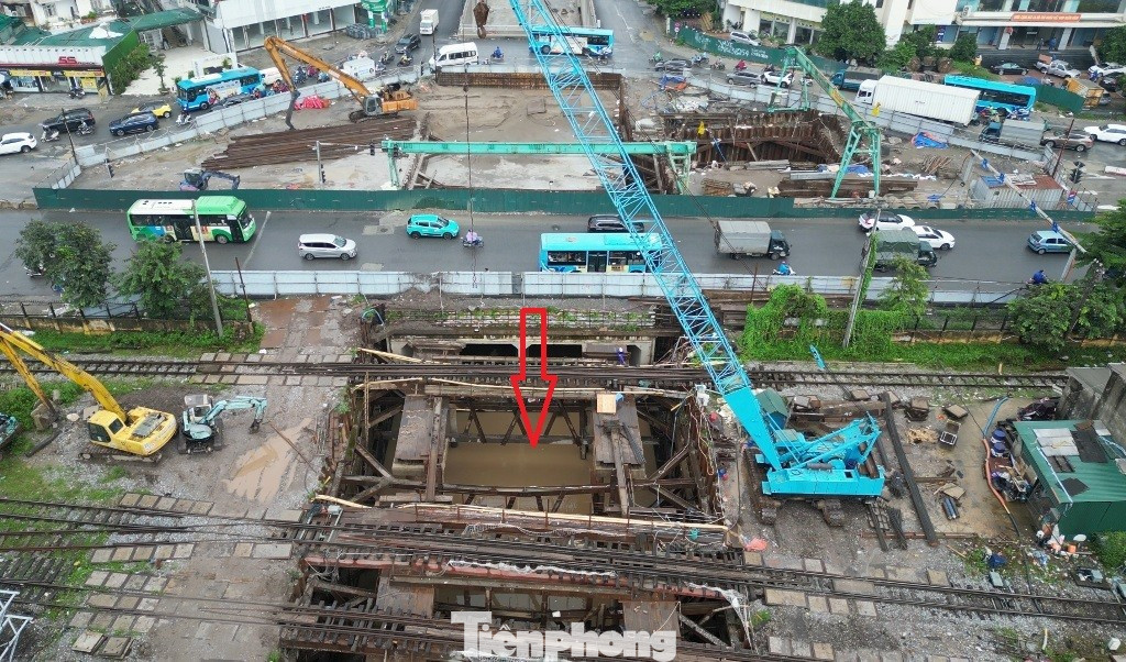 Hiện trường thi công các đốt hầm qua đường sắt tại ga Giáp Bát vẫn ngập nước. Ảnh chụp trưa 14/10. tp-2-6598.jpg