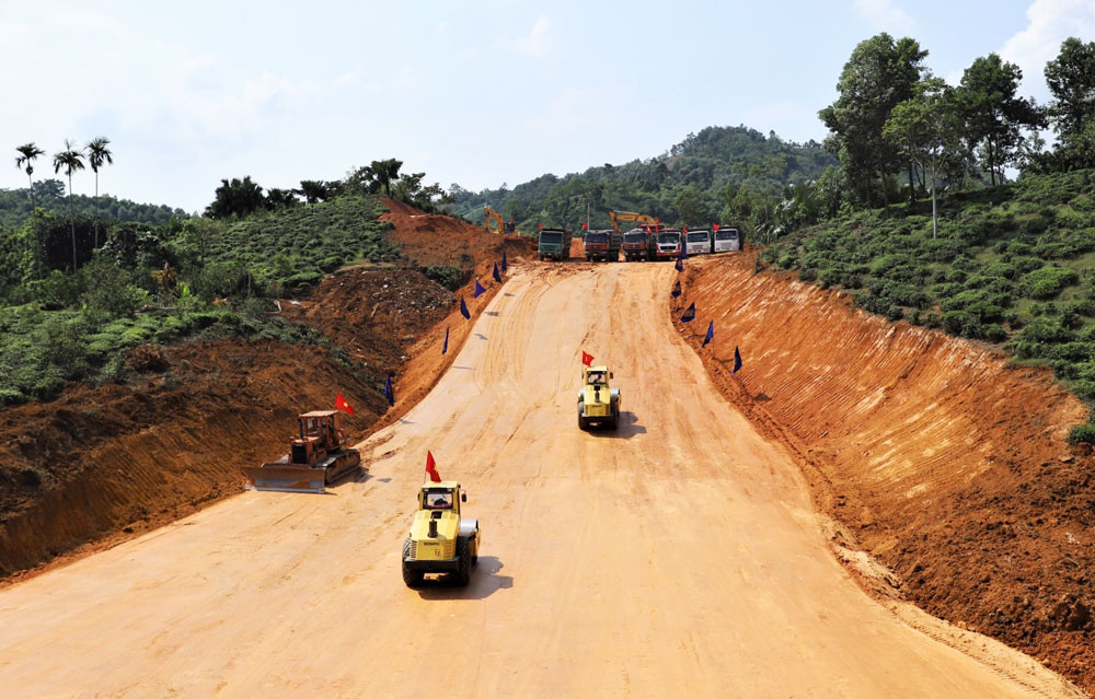 Công trường thi công cao tốc Tuyên Quang - Hà Giang. Nguồn ảnh: Báo Thái Nguyên Công trường thi công cao tốc Tuyên Quang - Hà Giang. Nguồn ảnh: Báo Thái Nguyên