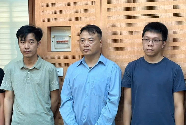 Shark Bình (giữa) và các đồng phạm tại cơ quan điều tra - Ảnh: Công an Hà Nội cung cấp