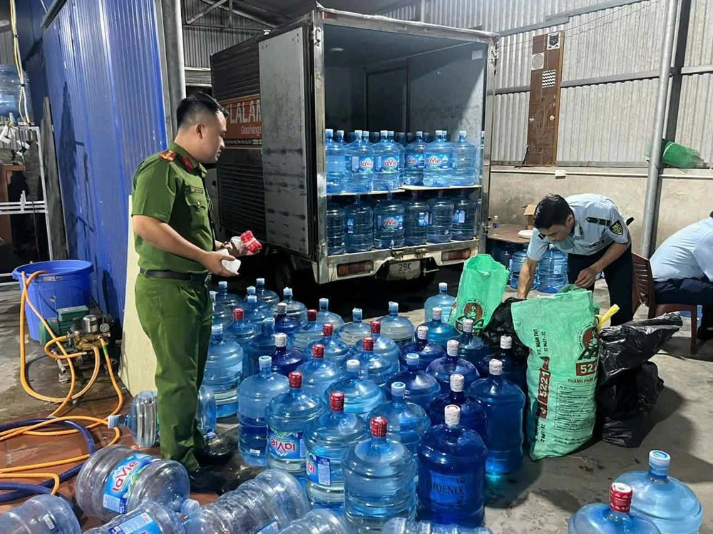 Khởi tố 4 bị can sản xuất, buôn bán nước Lavie giả - ảnh 1