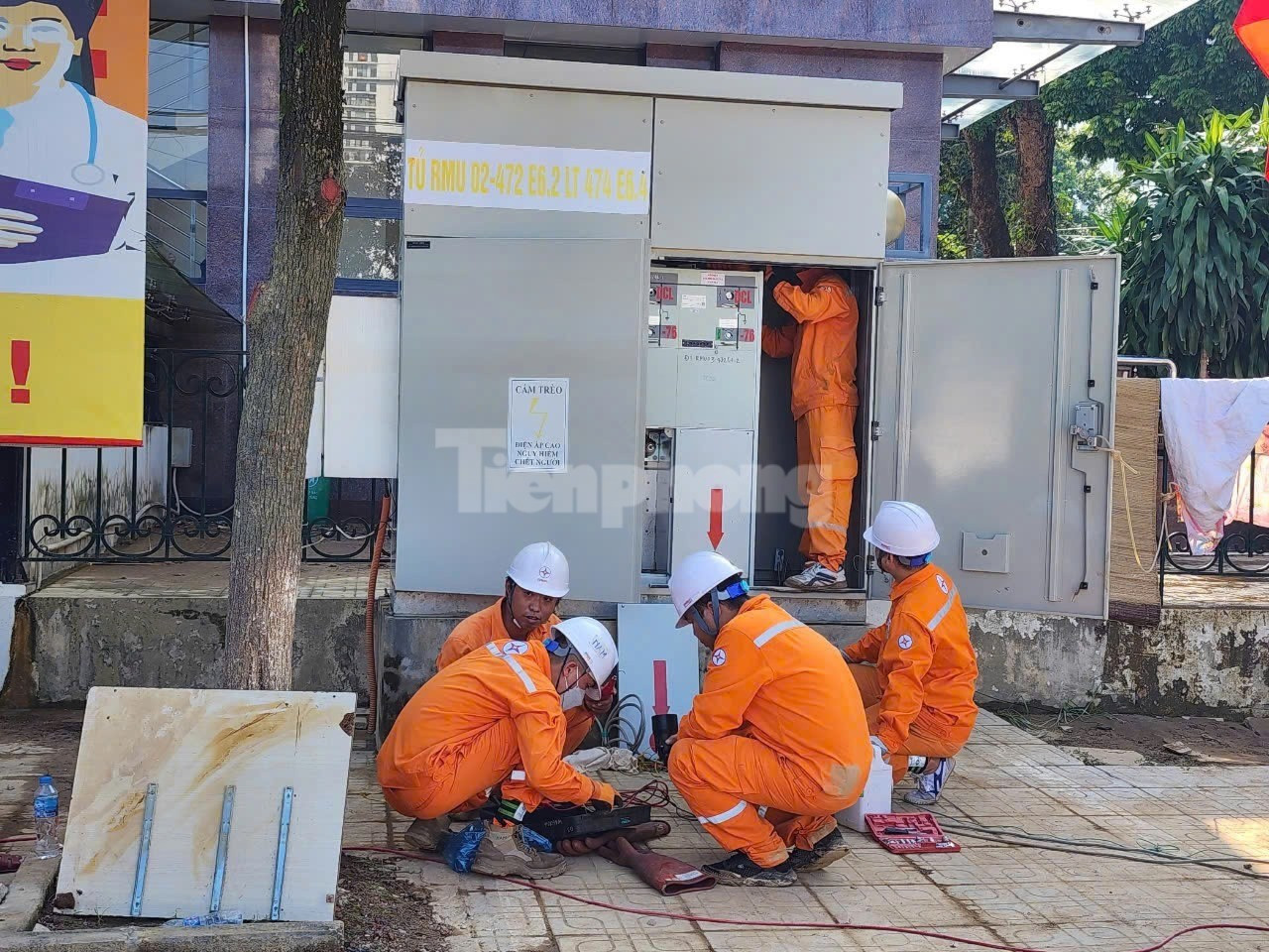 Điện lực Thái Nguyên khắc phục thiệt hại do mưa lũ. z7099482810061-147bb2e48710e1d3e3fcd01b3a10fa96-7303.jpg