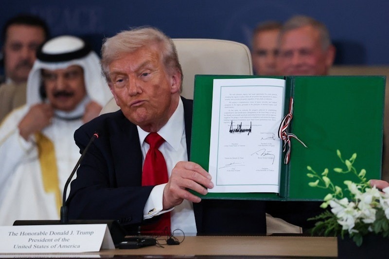 Tổng thống Mỹ Donald Trump công bố thỏa thuận mà ông và các lãnh đạo quốc tế khác đặt bút ký. (Ảnh: Reuters) 68ed416d35ff0dca30e7d9cd-1.jpg