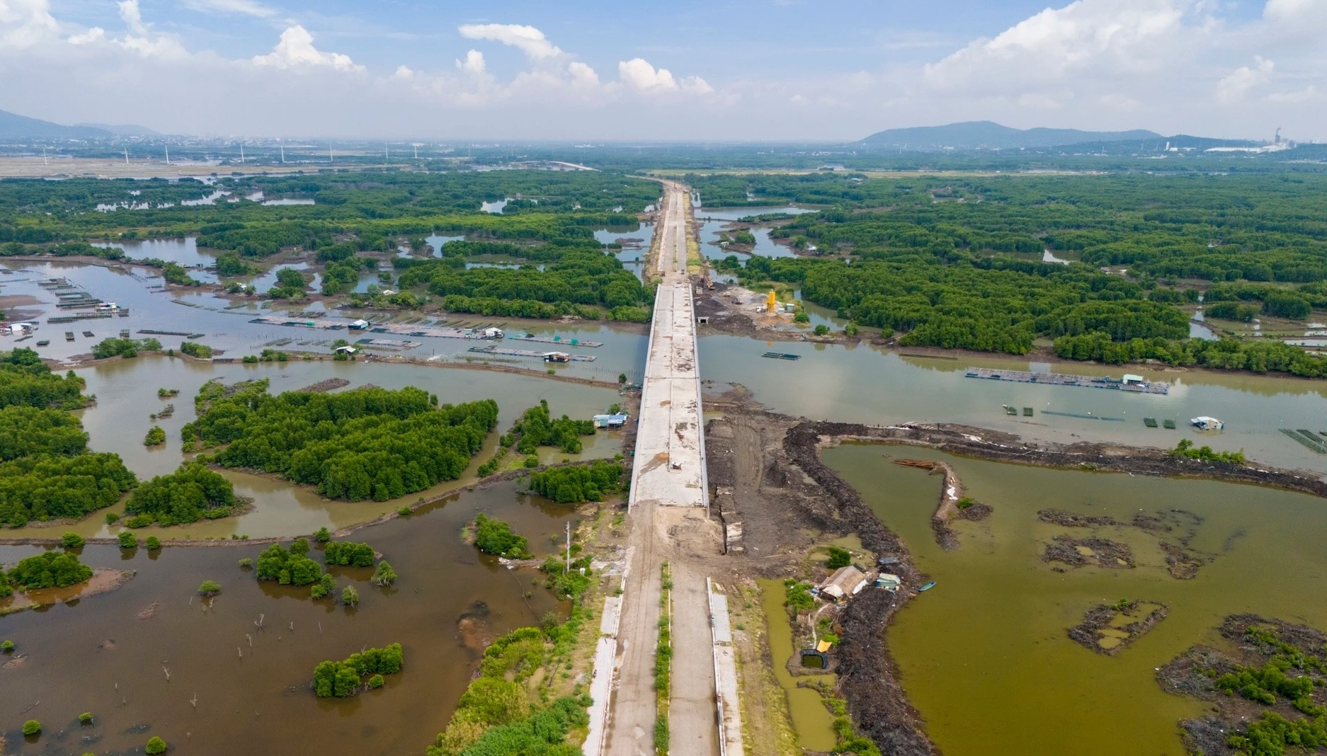 Sắp hoàn thành tuyến đường gần 4.000 tỷ xuyên rừng ngập mặn, kết nối đến cảng nước sâu lớn nhất Việt Nam- Ảnh 2. Sắp hoàn thành tuyến đường gần 4.000 tỷ xuyên rừng ngập mặn, kết nối đến cảng nước sâu lớn nhất Việt Nam- Ảnh 2.